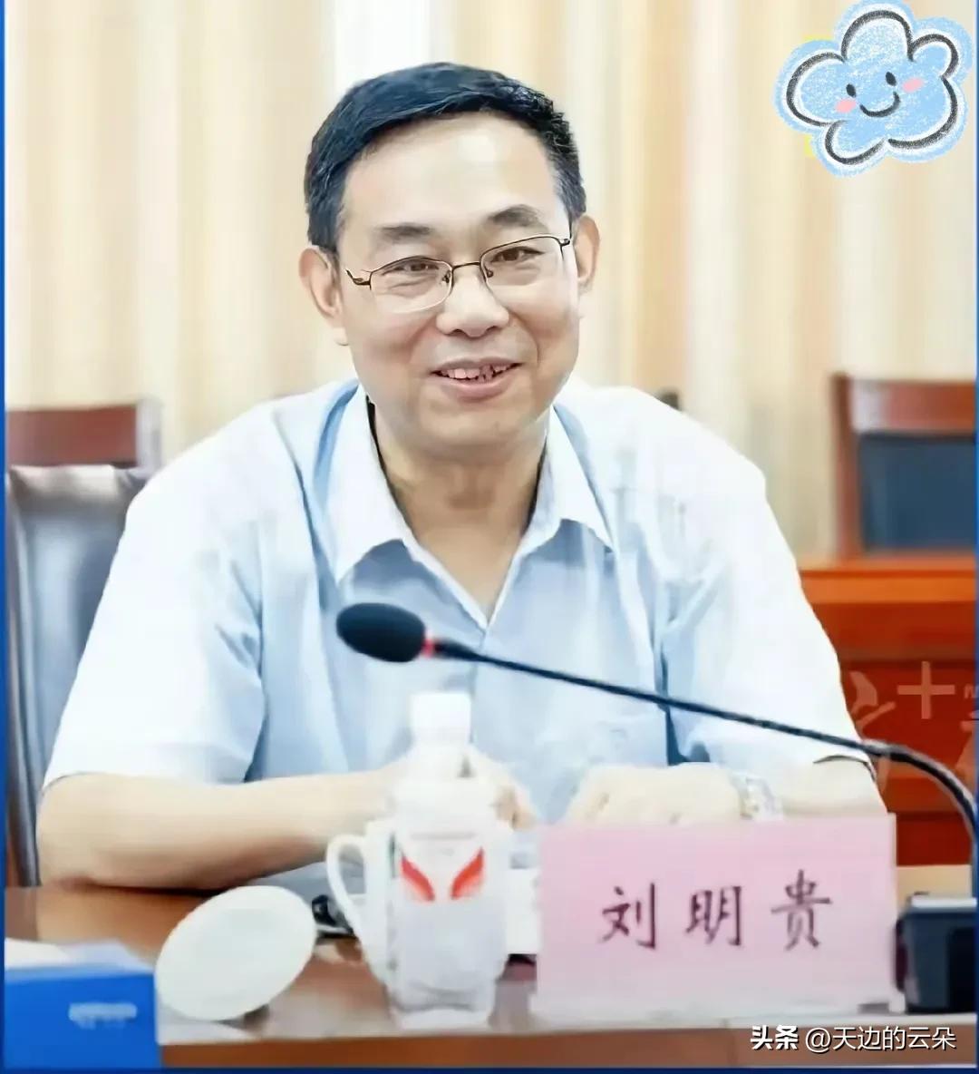 台上讲得慷慨激昂，台下捞得盆满钵满。

3月18日广东这则通报，与其说是震惊，不