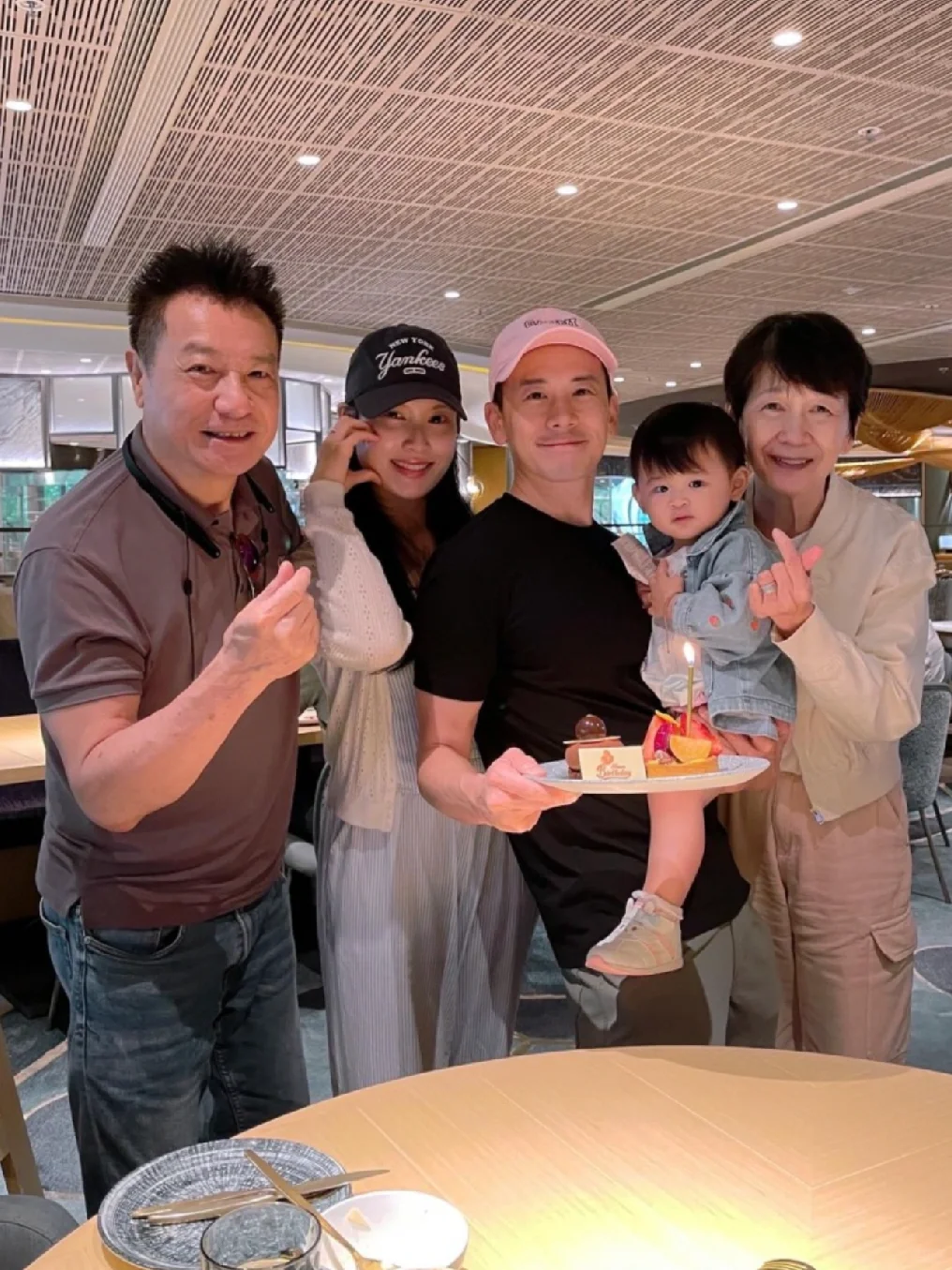 石修贺儿子45岁生日！全家福似父子年纪相当