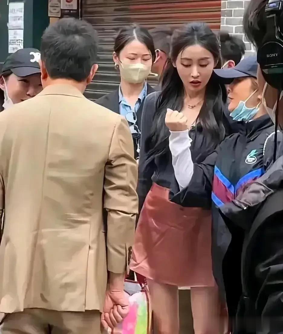 张天爱的生图不如路人，号称美艳女星的张天爱，在路人镜头下美貌大打折扣。

她上镜