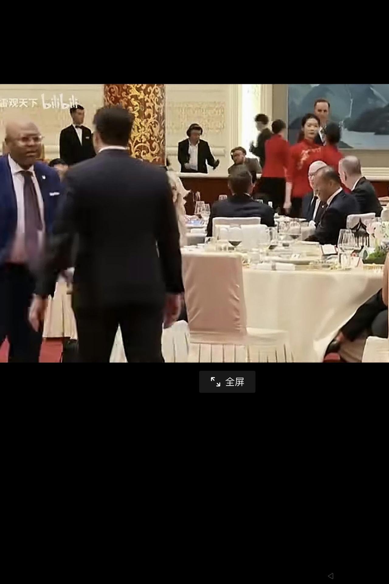 看看卢比奥在晚宴上做了一个什么小动作！
5月14日晚的欢迎国宴上，卢比奥利用晚宴