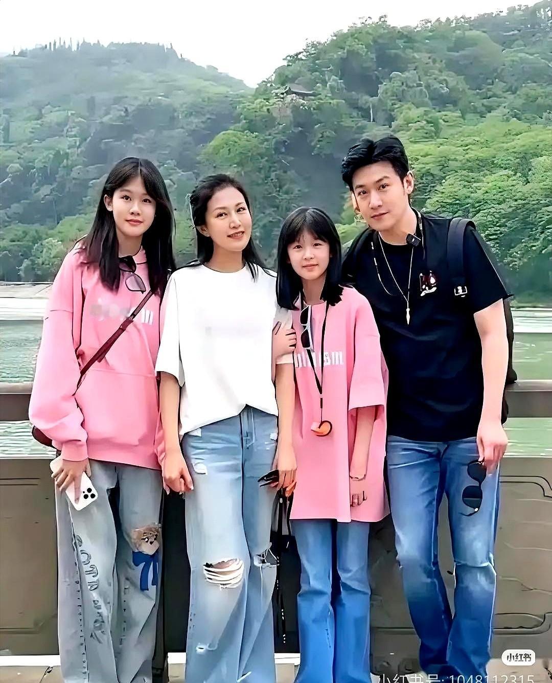 刷到这组明星全家照，先被两个孩子的长相拽住了眼神。
大女儿明显更随妈妈，眉眼气质