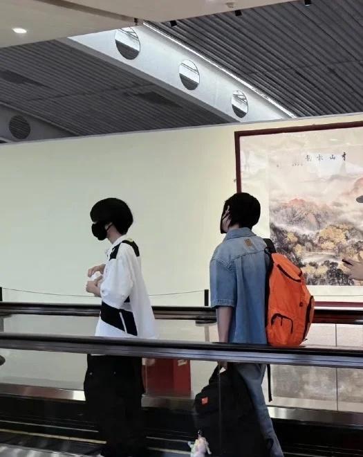 垚垚公主去哪都有人帮拿包
小无言人真好