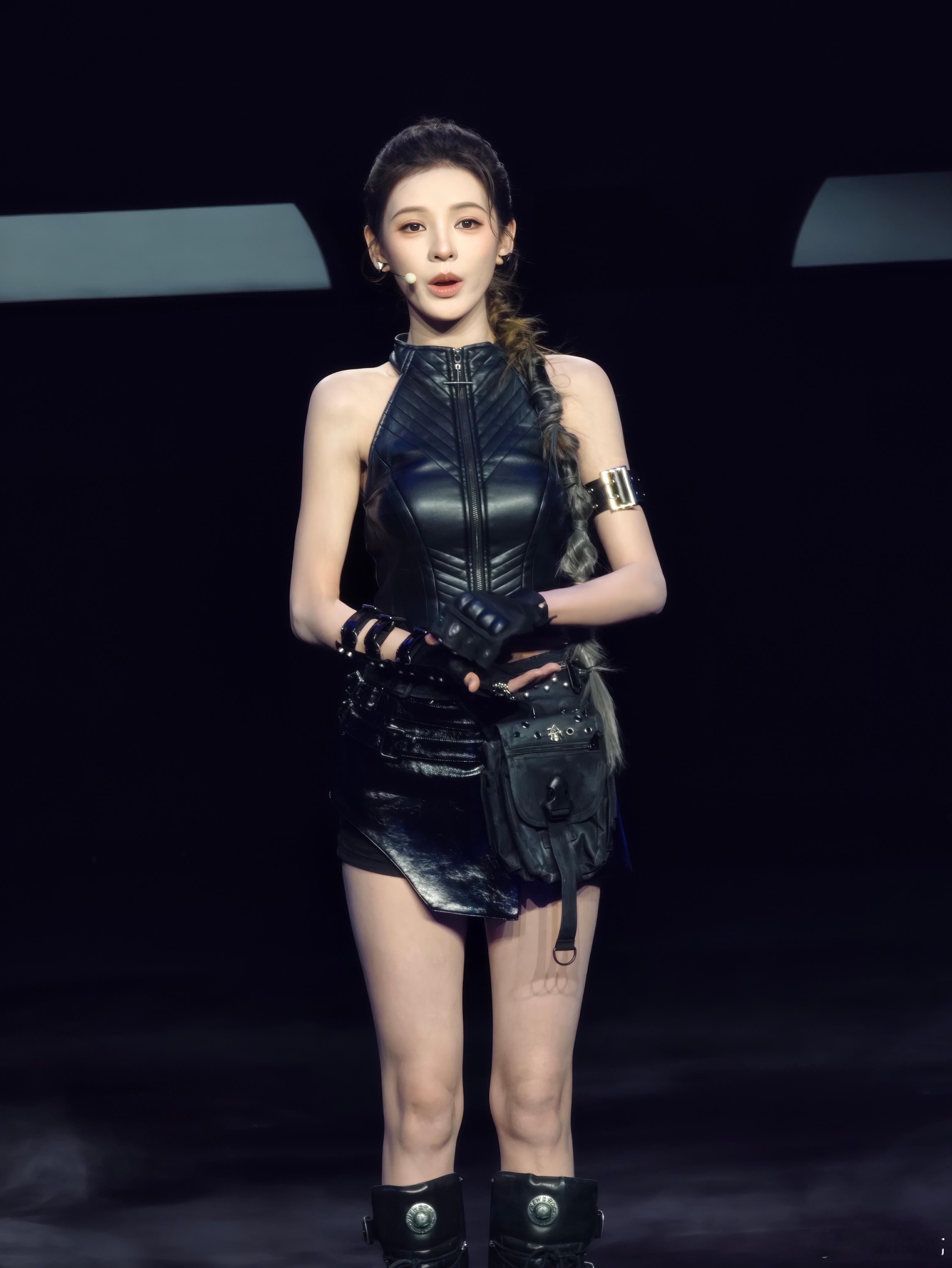 借荣耀WIN游戏本的发布会，拍到了，粉丝们自行取图吧。 成都·成都科幻馆