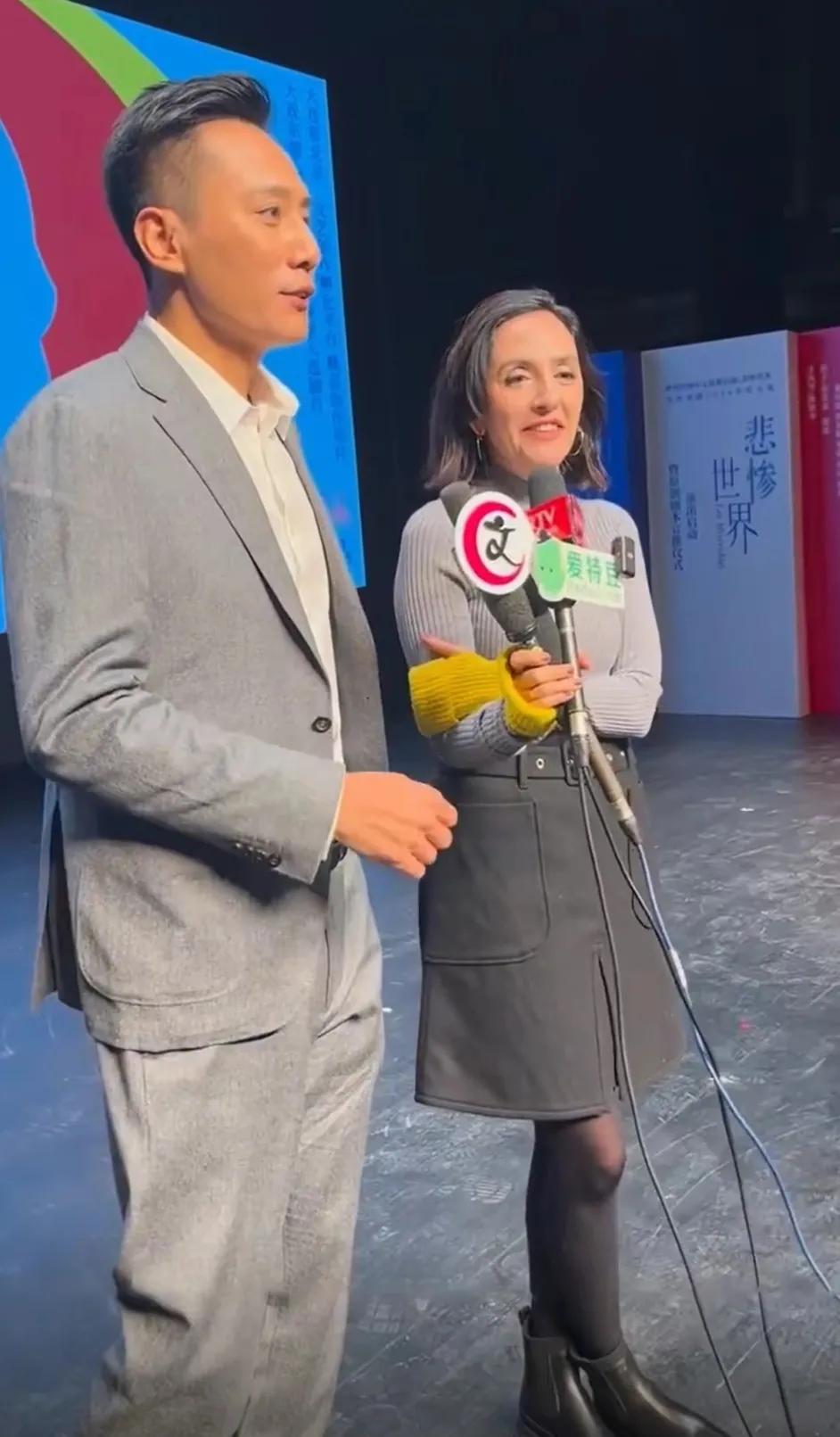 刘烨和老婆安娜
一起出席活动
这对娱乐圈中的模范夫妻
这次一起出席活动的造型低调