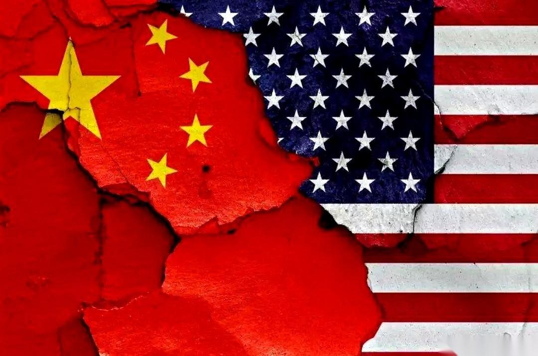 中美这场牌，打了快十年。
起手就是掀桌子，贸易战、芯片锁喉、拉着一帮人堵门，招招