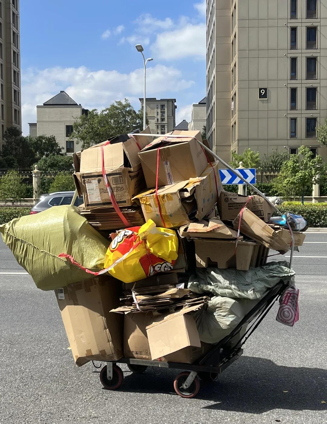 热心市民春春帮安徽沪漂阿姨卖垃圾🗑️
今天在学校门口的十字路口，发现一堆废纸壳