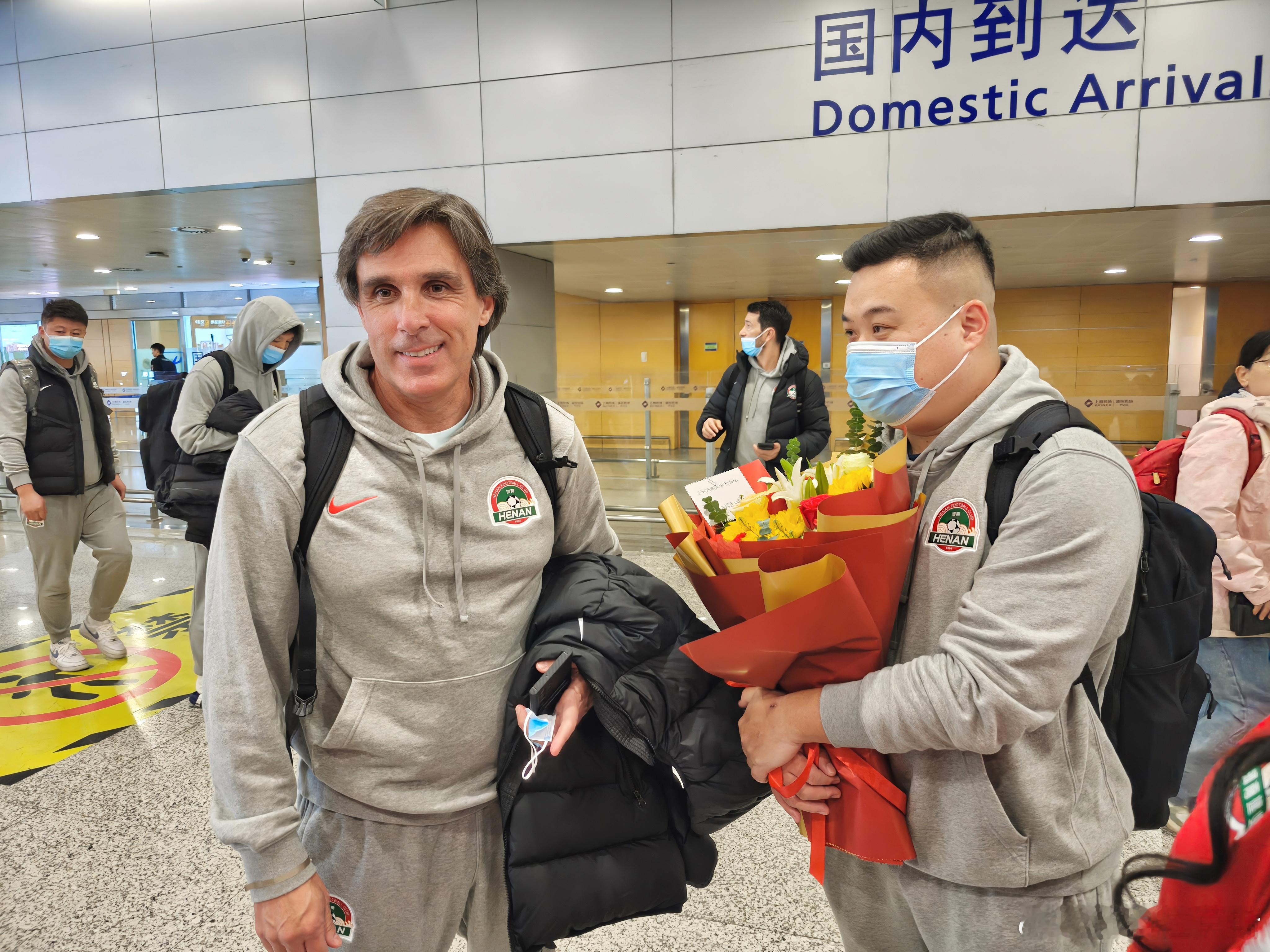 11月28日17时许，河南酒祖杜康飞抵上海浦东机场，出征备战足协杯决赛。球队此行