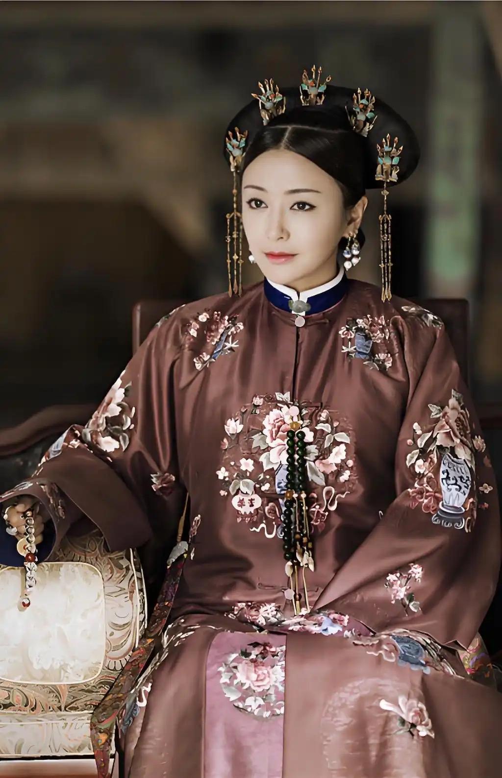 历史上的令妃绝非一味温顺讨好的深宫女子，她的盛宠核心藏着通透的处世智慧。出身包衣
