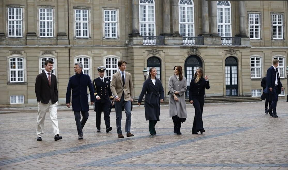 丹麦国王一家六口整整齐齐出席复活节礼拜，龙凤胎王子与公主长大啦！4月5日腓特烈十