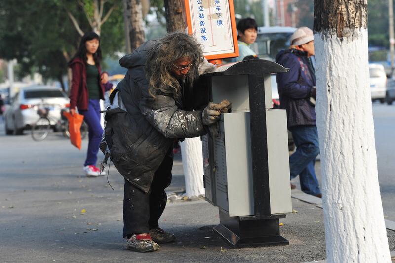 精神贫穷着实是个严重的问题。它隐匿于思想深处，借由自私、狭隘等言行展露无遗。精神