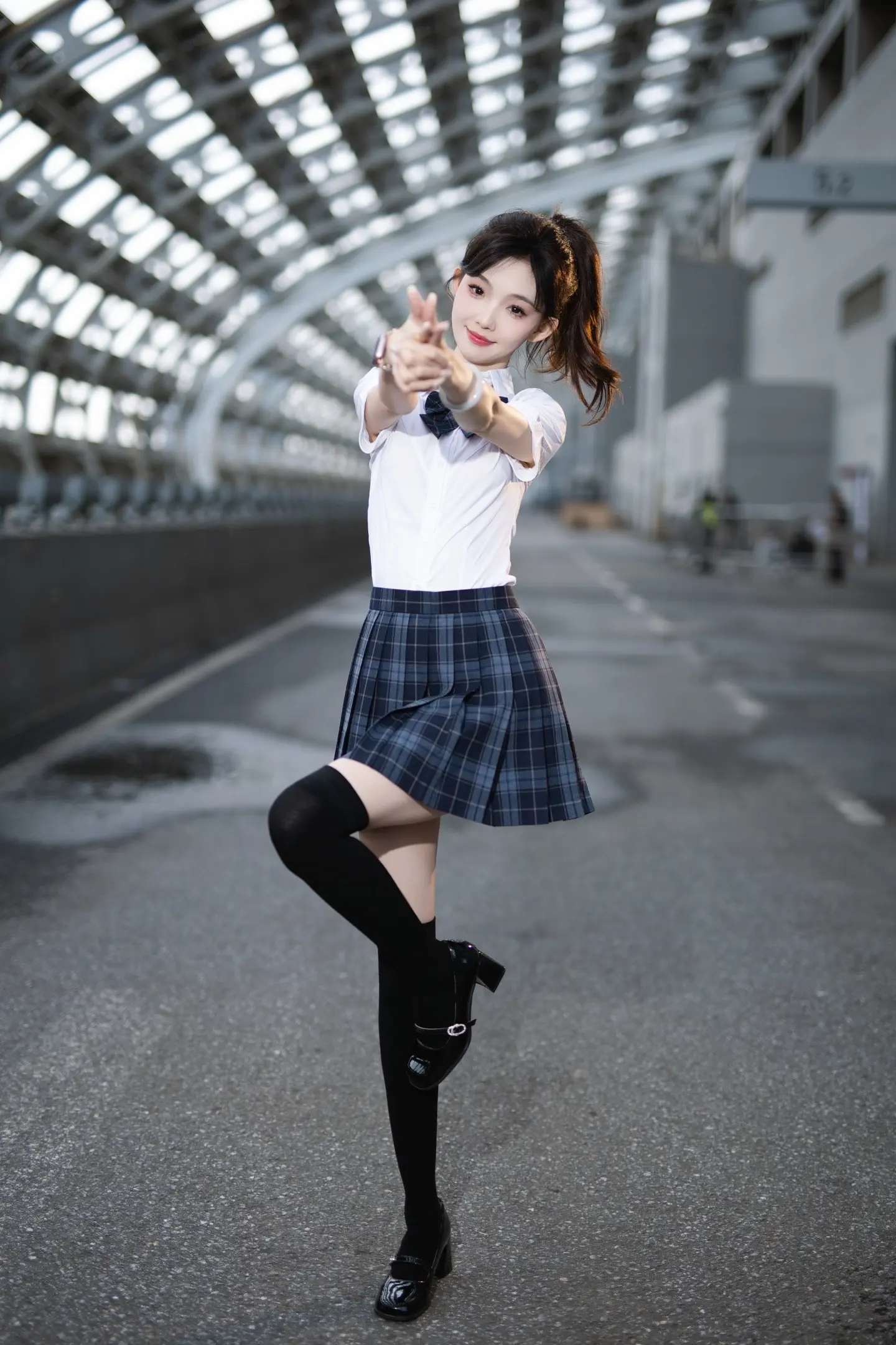 重生之高中生面包🥯。上课迟到被老师罚站了 不争气的眼泪从嘴角流了下来…