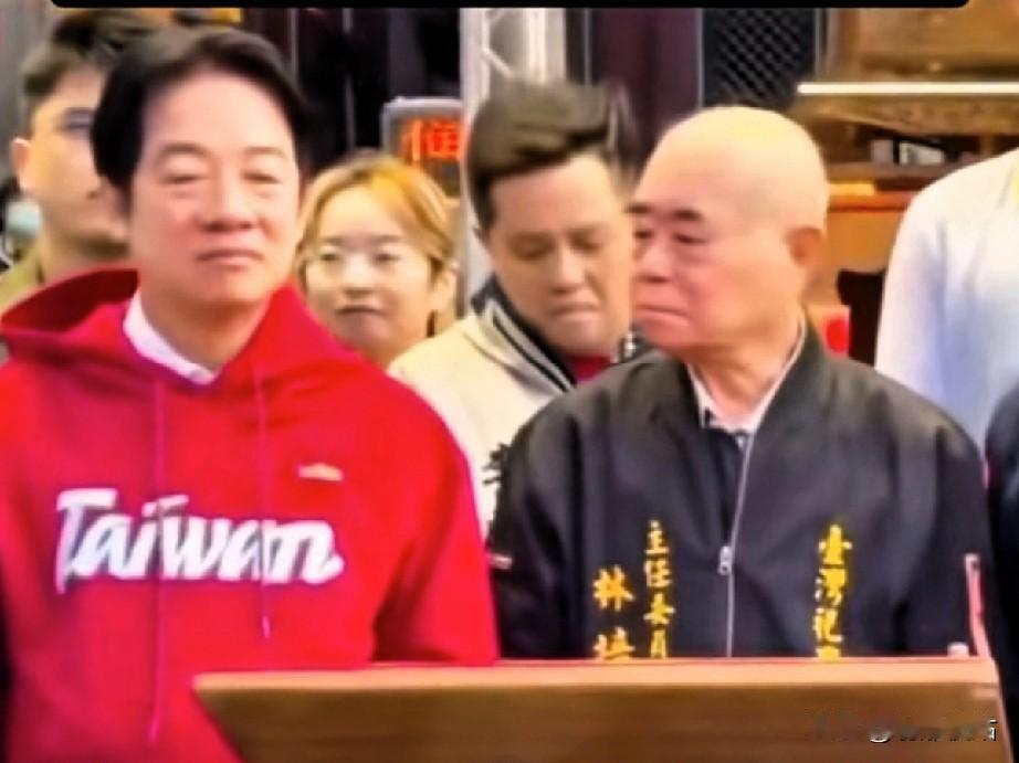 庙主回眸看了一眼赖清德，马上开始剧烈反胃，呕吐物直接喷射而出，突然面对如此状况，