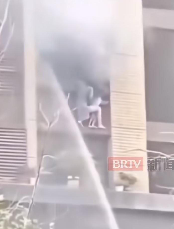 晋江悲剧重演？先灭火还是先救人？
灭火目的不是为了救人吗？
又是5楼，才2个人，