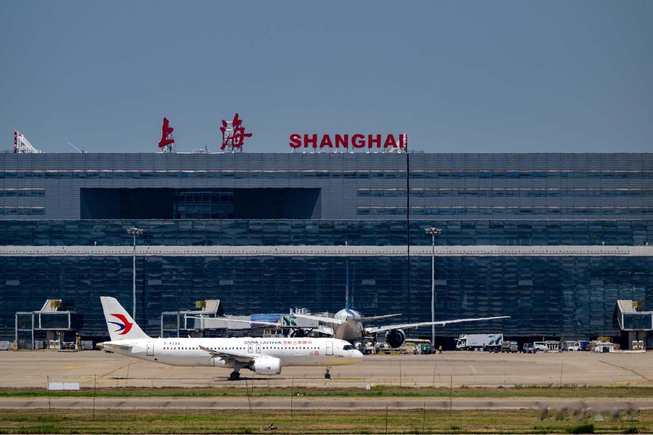 2023年5月28日上午10时32分，中国东方航空使用中国商飞全球首架交付的C9