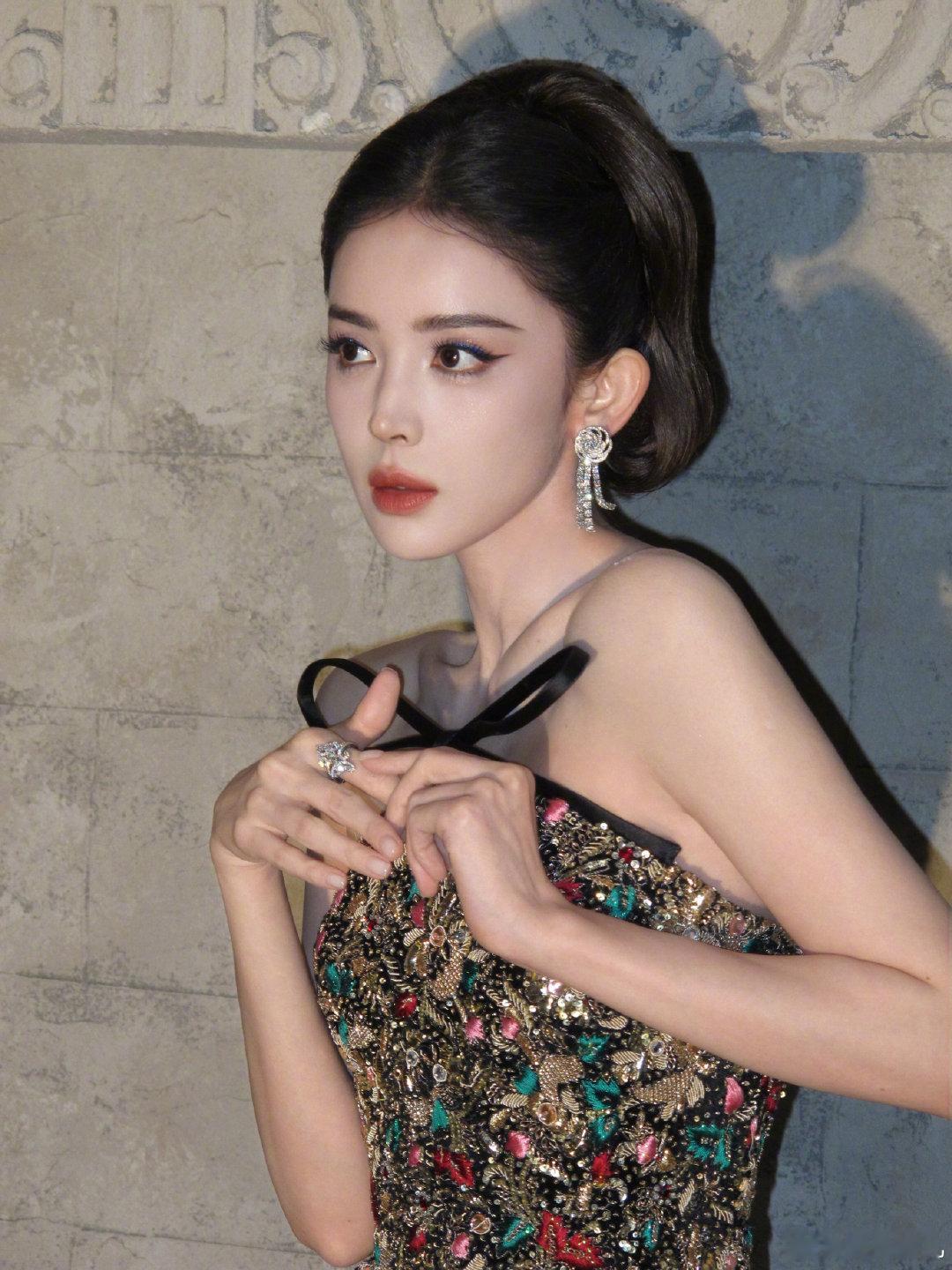 娜扎提升了我关于美的一切想象，后台抓拍自然生动，不刻意不僵硬，将明艳大气的美感展