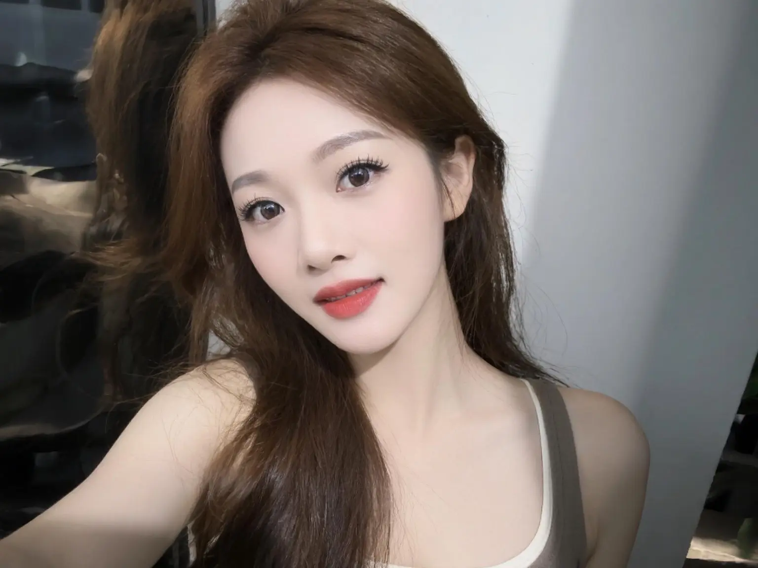 在我婆婆眼里， 我老公是个孩子， 而我是跟她年龄相仿的妇女。