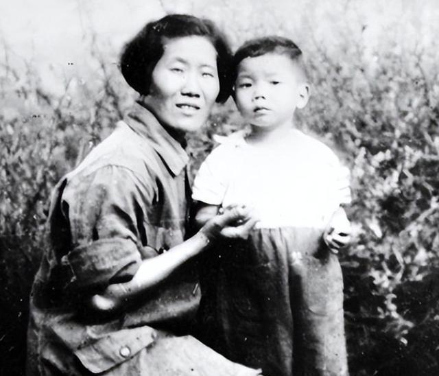 1943年，中共创始人陈潭秋被秘密处决，妻子在狱中生下遗腹子，后改嫁开国将军，新