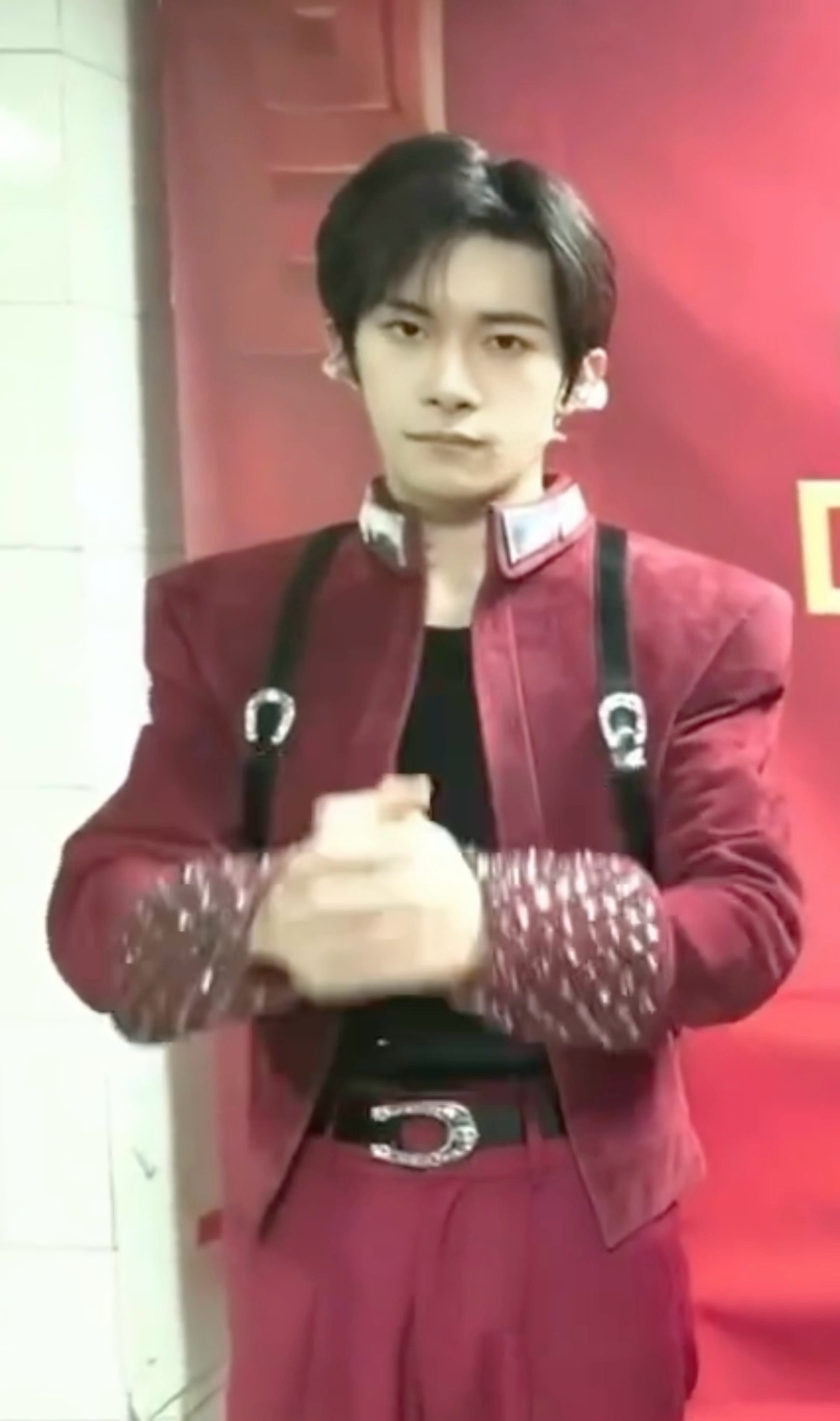 易烊千玺 易烊千玺压得住场易烊千玺春晚限定笑容 易烊千玺你这个冷脸萌