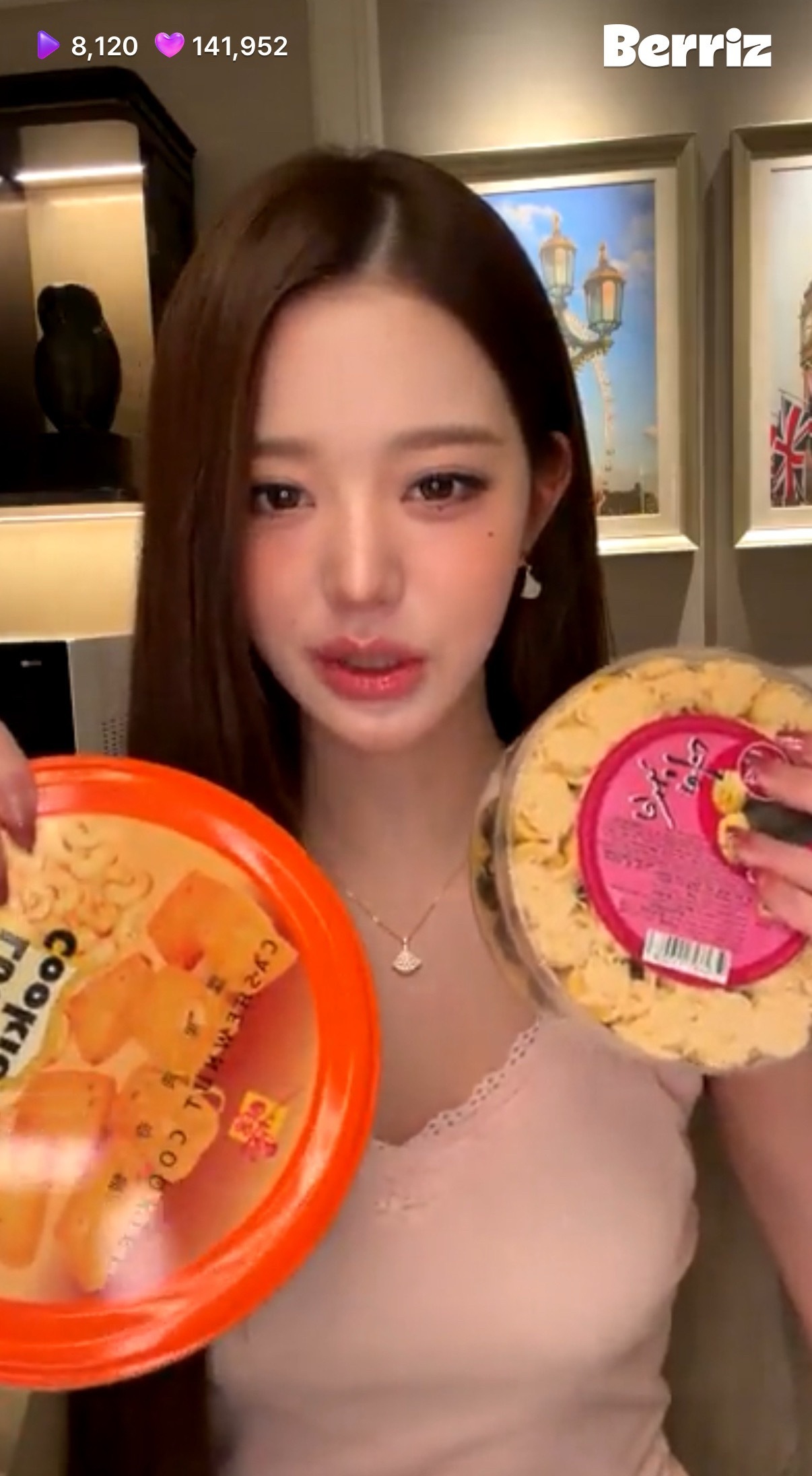 火速去淘宝搜了同款 老乱吃的是腰果杏仁曲奇和紫菜肉松蛋卷 