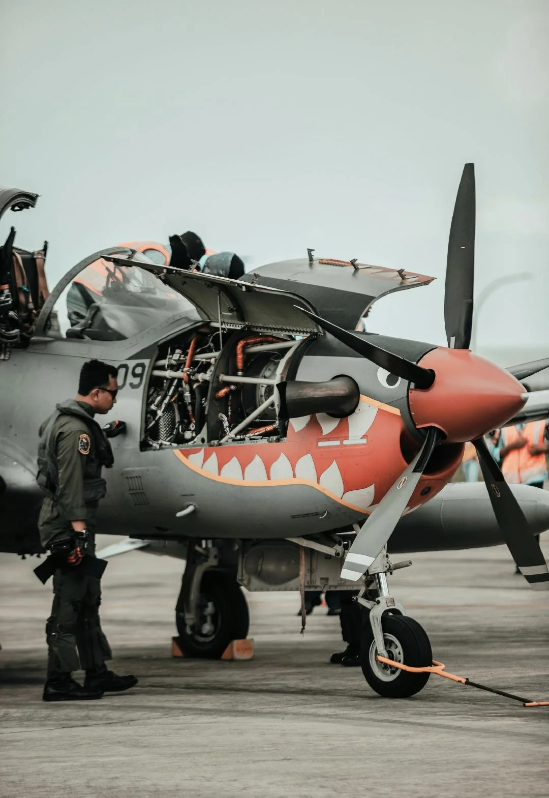 菲律宾空军的超级巨嘴鸟打开发动机舱 ​​