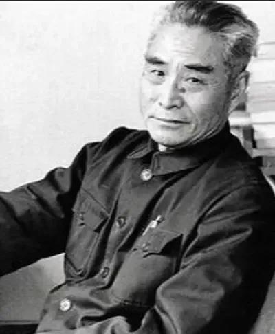 要说功德林里面最倔强的战俘绝对是黄维，没有之一。
​自从1948年被俘，1975