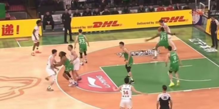 12年来尴尬纪录！张镇麟弑旧主16分 辽宁不敌上海遭遇四连败篮球nba 北京时间