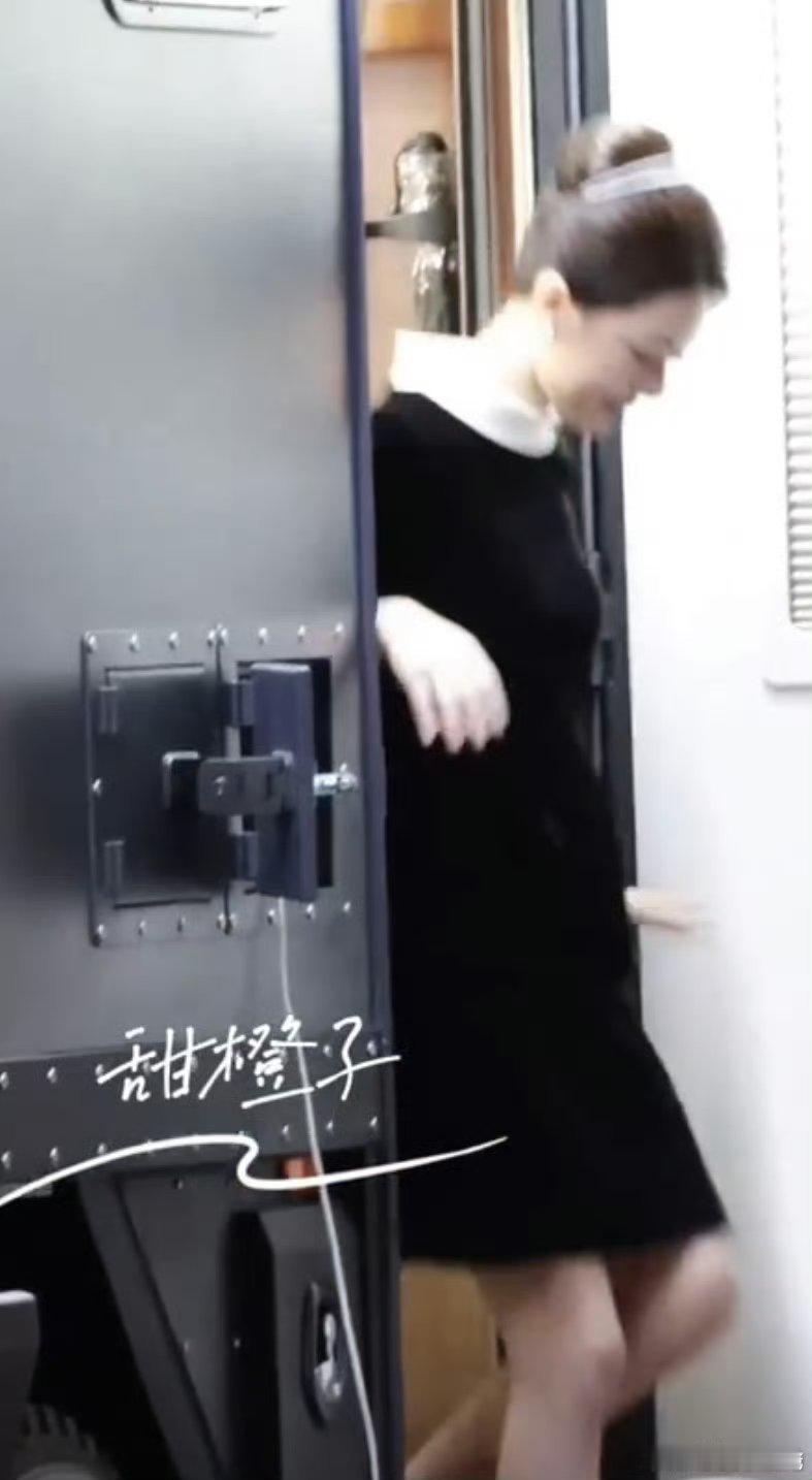 赵今麦《无可替代》徐迟路透 丸子头巨巨好看👀这是公主吧，太有感觉了！ ​​​
