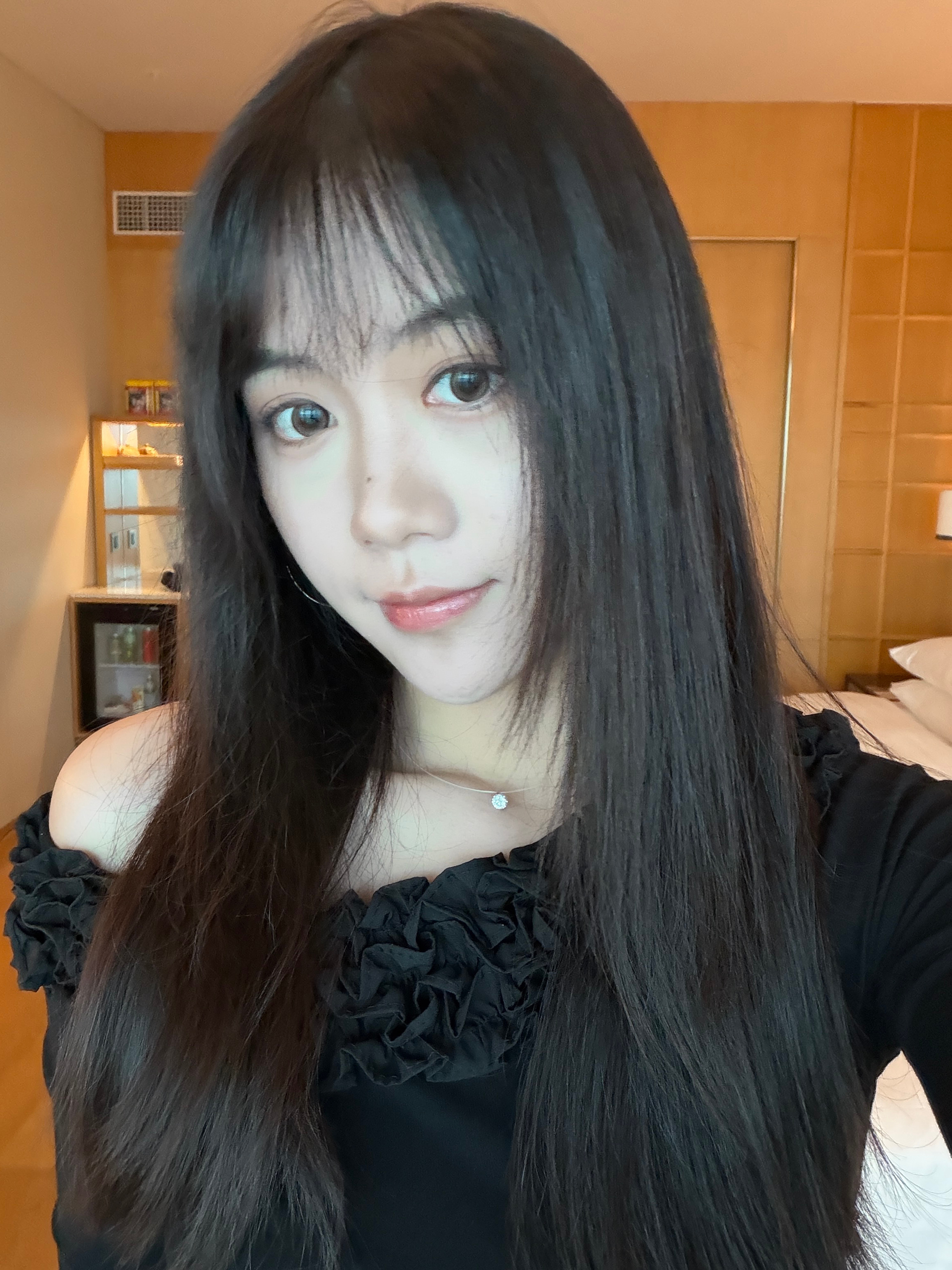 怎么没有友友发现我的刘海回归了之前偏分显得额头太大了 老是看到评论说很奇怪所以又