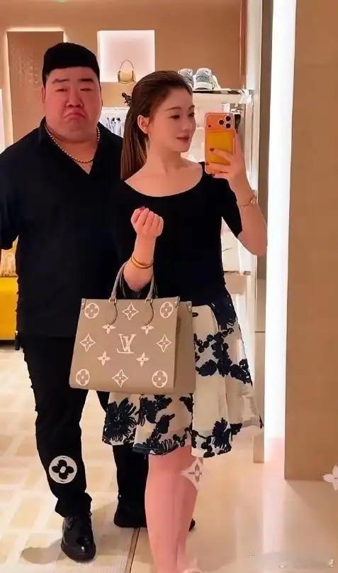大哥给嫂子随手转账两万七千九买大牌包包，看着嫂子精致打扮自拍，网友纷纷调侃：大哥