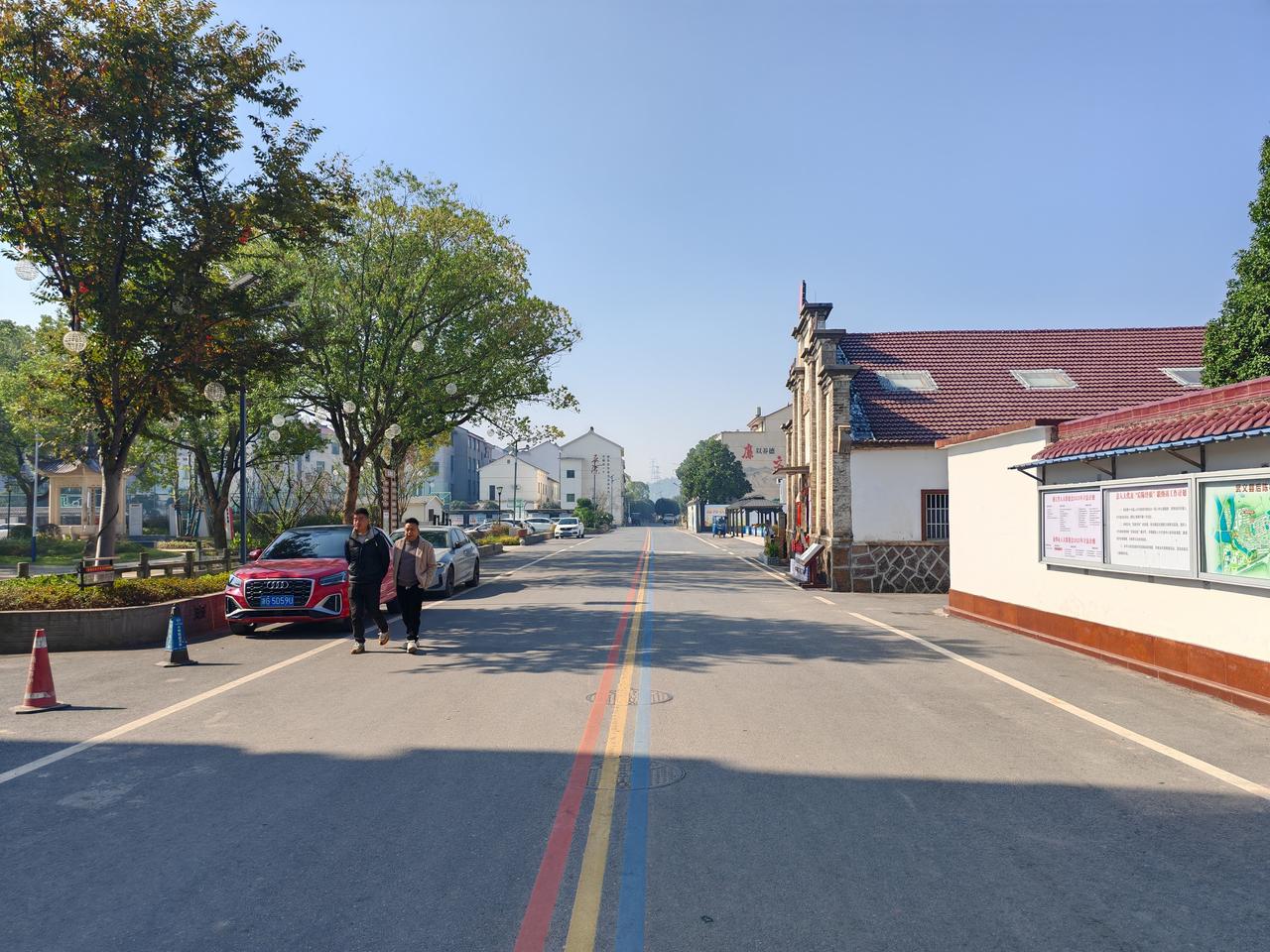 《三色路》
红、黄、蓝，在柏油路上铺成一条河，
流过红屋顶，流过树影，
流过第一