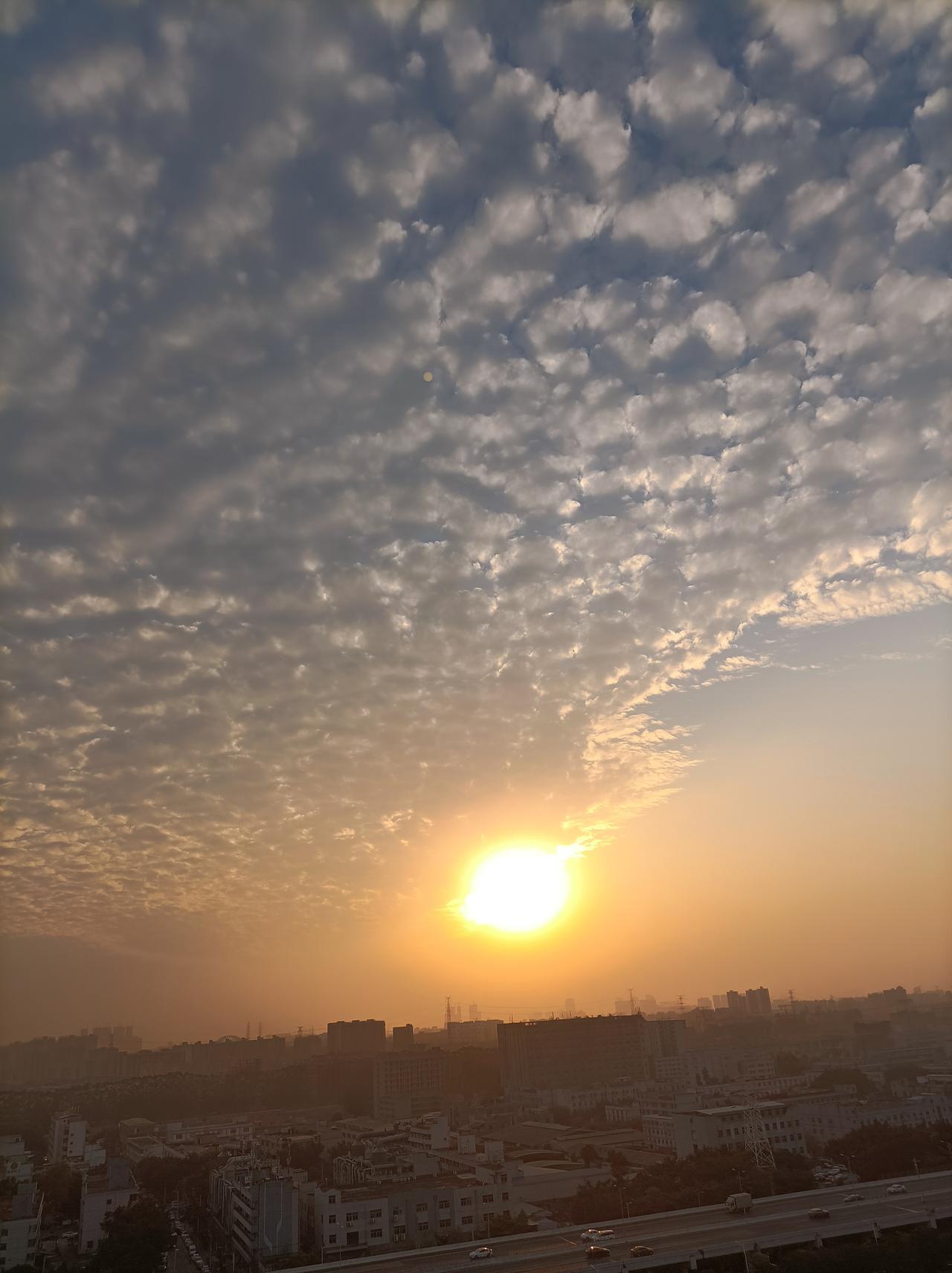 我拍到的落日瞬间在阳台上拍到的落瞬间，很有意境，太美了！