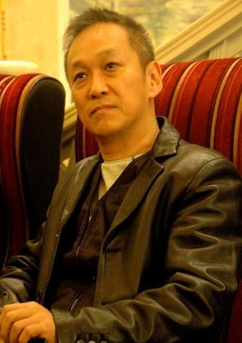 他蹲在工地角落啃馒头，手机里是女儿发来的视频：幼儿园表演，喊爸爸。
他没回，怕自