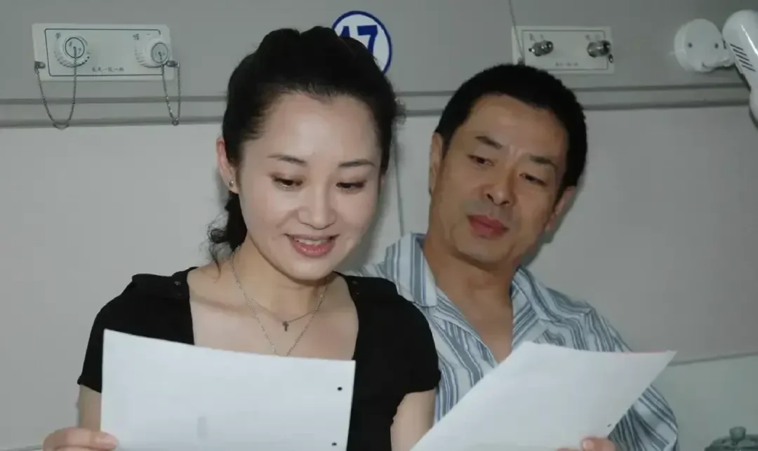 电影《来来往往》对戏的场景 濮存昕和许晴的画面也是蛮投入的。 一位颇具...