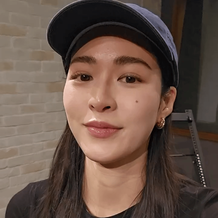眼睛亮晶晶的 一笑就成月牙眼了☺️ ​​​