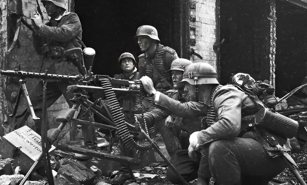 在斯大林格勒战役中苏军开始反攻时，并不知道自己合围了近30万德军，而以为自己包围