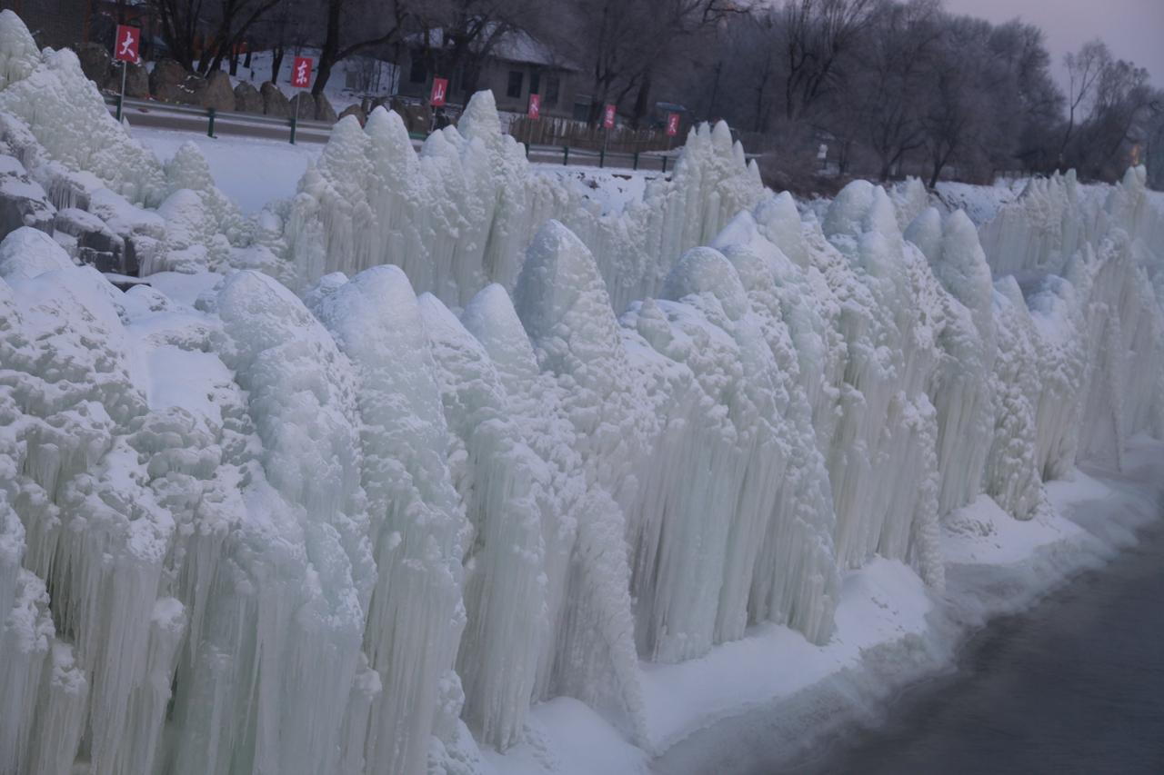 分享一张随手拍冰棱垂挂，冬日来信。把寒冷定格，把美好封存。冬日限定的白色浪漫，正