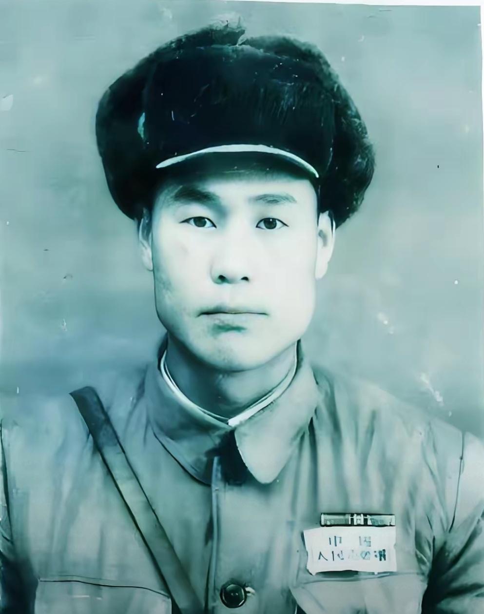 1952年，志愿军战士张文荣在被俘后假意顺从美军，被敌方认定为“策反成功”，安排