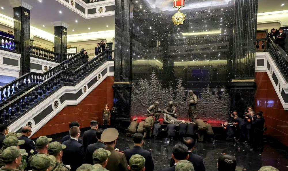 金正恩观看海外作战功勋纪念馆。 ​​​