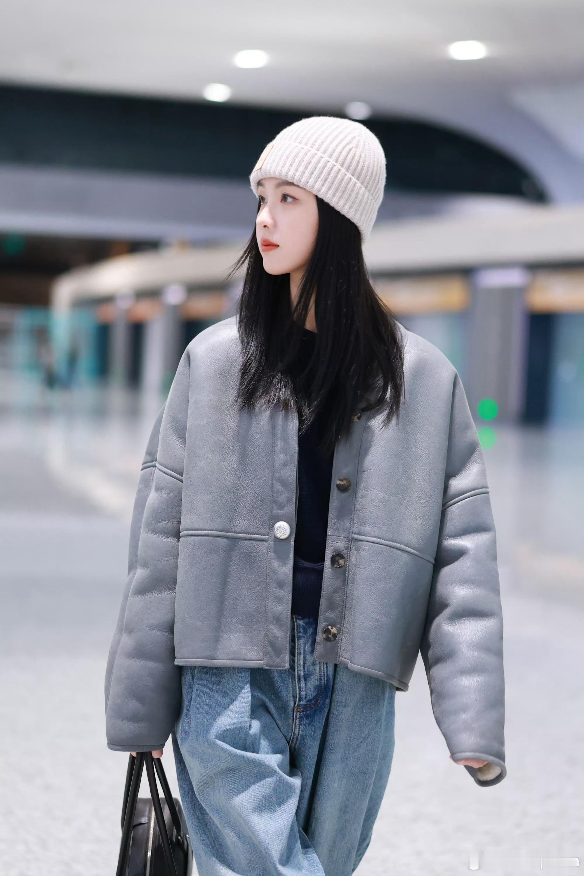 这是什么清冷感大小姐穿搭！灰调外套配松弛牛仔裤，冷帽一戴氛围感直接拉满，休闲嘟嘟