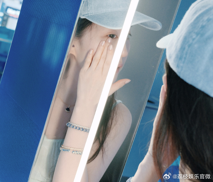 刘亦菲猫系美人刘亦菲不费力的美貌清冷骨相中和柔和神态，碰撞出刘亦菲标志性的猫系气