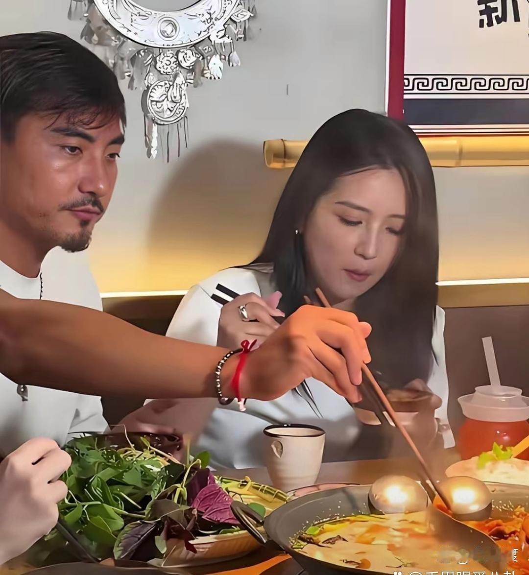 何洁和‏‍‌刁磊被拍到一块儿吃火锅了‍‏‍，两人同‏⁠‌框还挺自然。 ​​​