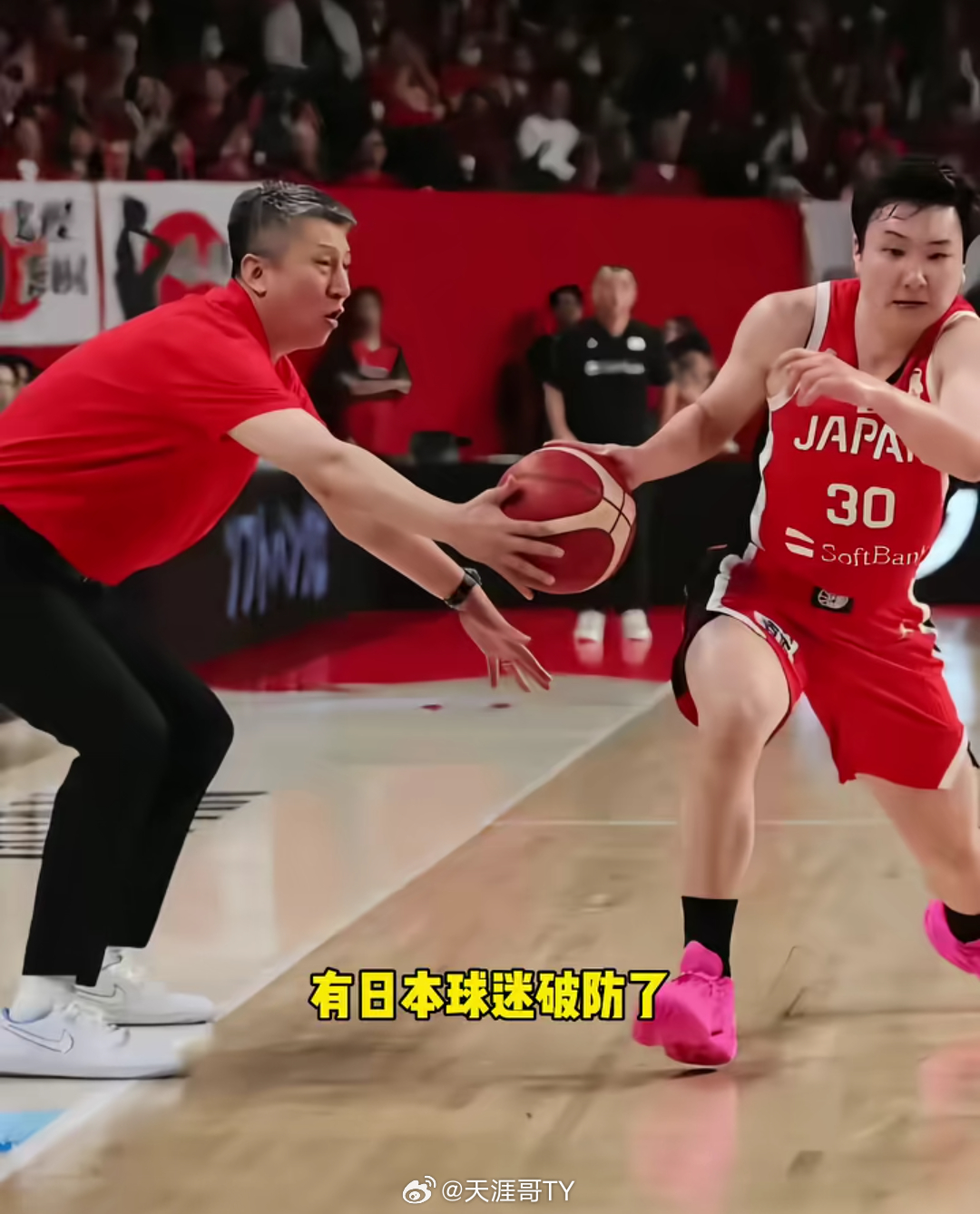 中国男篮vs日本男篮这段视频和截图在墙外火了🔥郭指导还有这么一手呢啊中国男篮