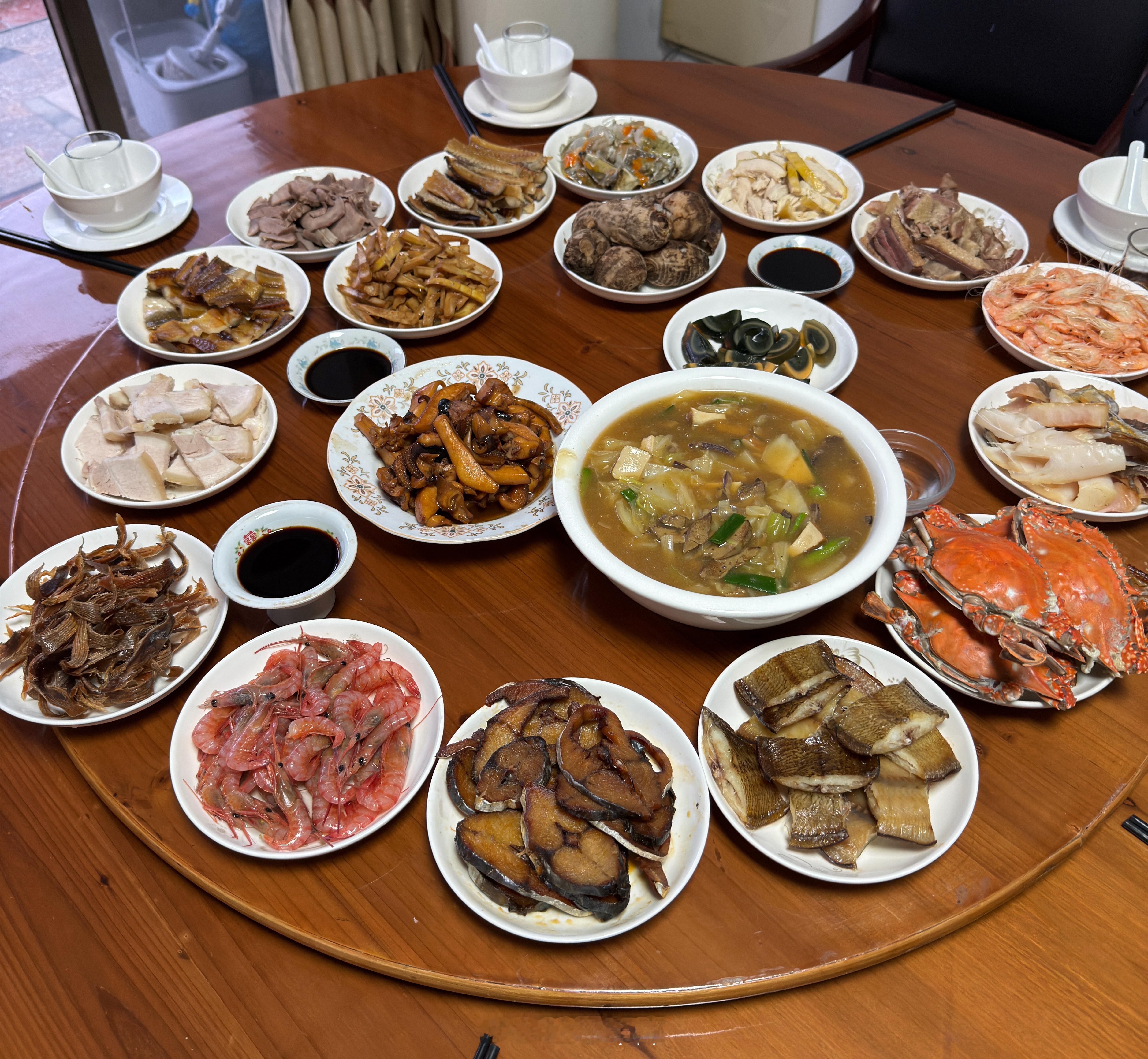 大家的年夜饭都开始了吗？评论区看看你们的年夜饭。42how新能源汽车年夜饭