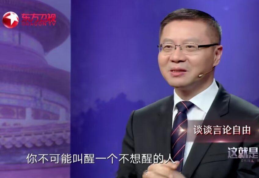 6291对新人在地铁站领取结婚证越来越抽象了这种事