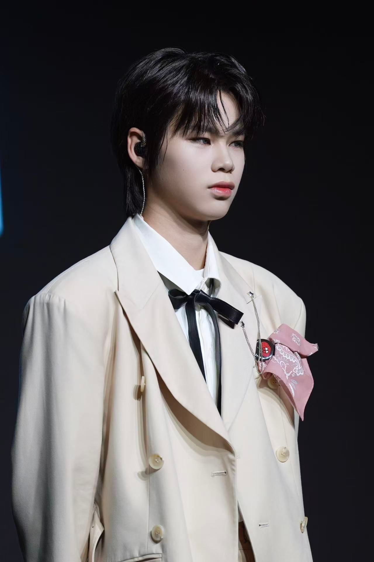 内娱苦新舞台久矣 H&HBOYS一出道就给内娱一个大震撼，谁懂少年们在舞台上挥洒