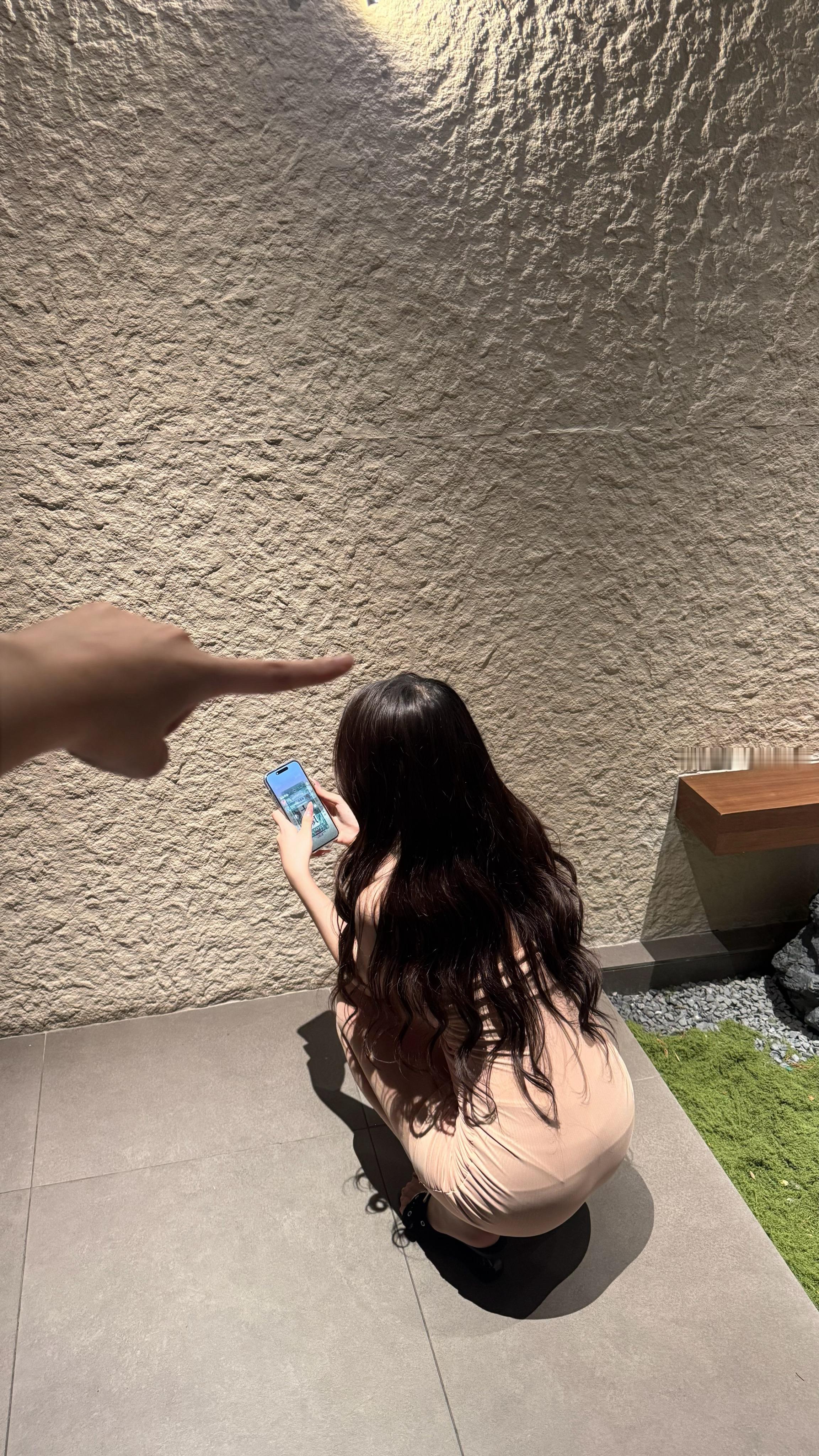 蹲在角落偷偷回🚪哥的信息 