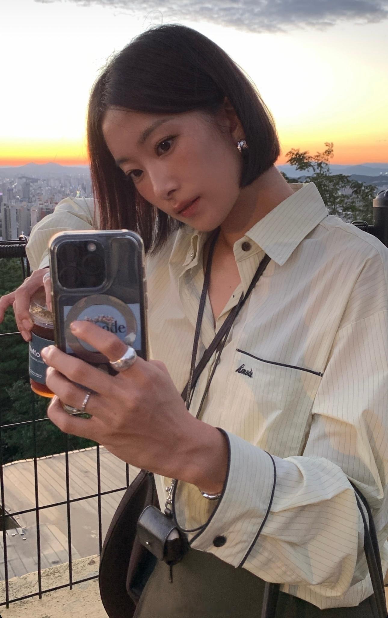 #穿搭分享# 连续更新第2207天一组韩国女生日常搭配周末来啦！🌧️#超能新星