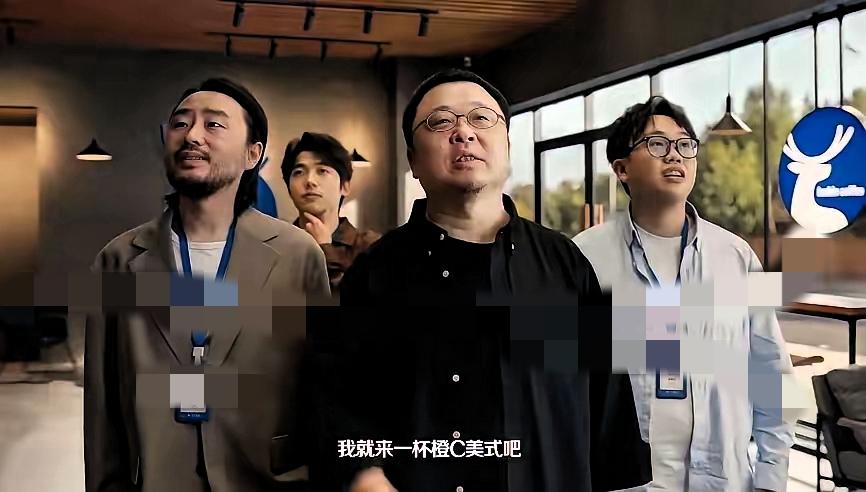 一觉醒来
咖啡圈直接炸场
蜜雪冰城和星巴克都被瑞幸这波操作整破防了！
 
瑞幸直