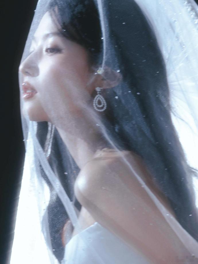 卢昱晓白色斗笠头纱卢昱晓白色圣女卢昱晓微博之夜造型释出，一袭白裙配水钻头纱，宛若