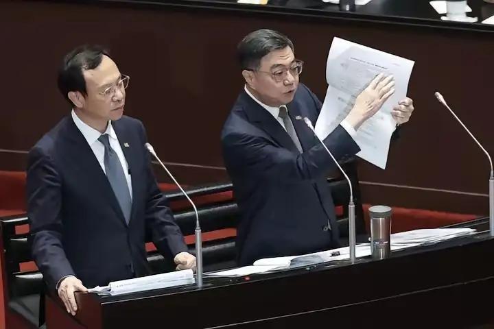 7月17日，台行政机构负责人卓荣泰针对毒油风波出面致歉。他对外解释，最新查到的问